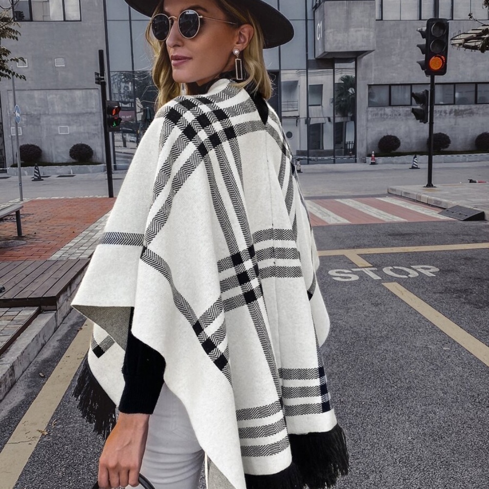Classic plaid buckle closure tassel hem poncho cardigan - Picture 3 of 6